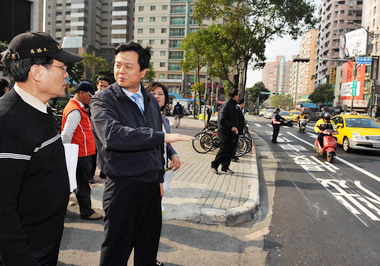 周錫瑋巡視板橋道路改善成果(圖)