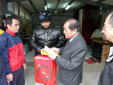 張通榮到七堵慰問因病停役市民謝忠翰(圖)