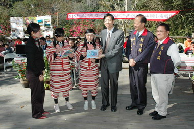 檢察長捐贈電腦及棒球用品(圖)