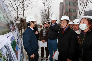 周錫瑋視察新板萬坪公園(圖)