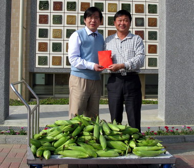 環保局義賣玉米贈聖心教養院(圖)