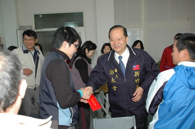 鄭永金與陳興照至新竹肉品市場向同仁拜年(圖)