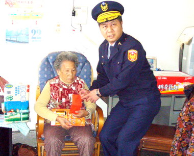 中市警局慰問獨居老人(圖)