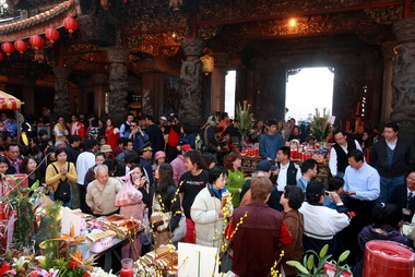 三峽祖師廟上香祈福 縣長發紅包向民眾賀年(圖)