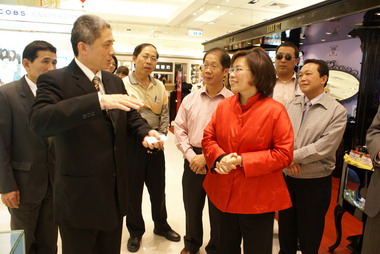 黃敏惠關心百貨賣場消費券使用情況(圖)