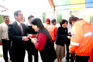 消防義消各界人士至縣長公館團拜(圖)