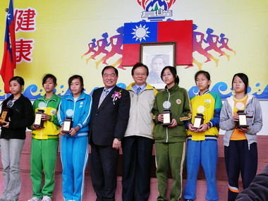 張通榮主持中小學聯運閉幕(圖)