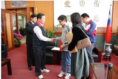 劉政鴻接見最年輕業餘棋士吳柏毅(圖)