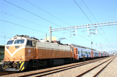 台鐵14日開出情人節郵輪式列車(圖)