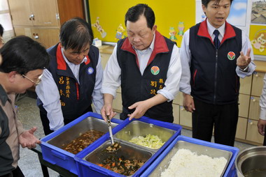 劉政鴻抽查二國小營養午餐(圖)
