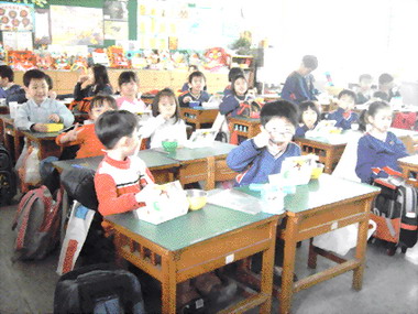 彰縣學生免費吃營養午餐造成業者損失(圖)