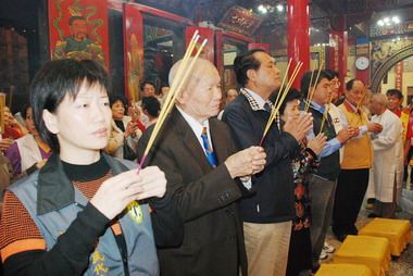 曹啟鴻在至天公廟上香祈福(圖)