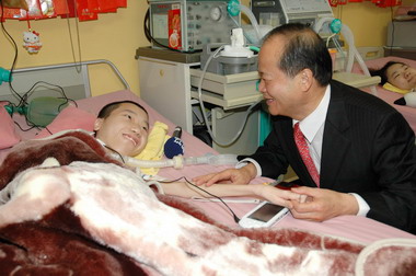 鄭永金另類情人節探視歡呼兒(圖)