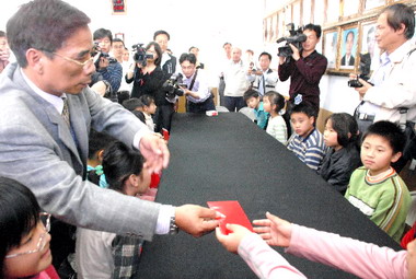 溪州國小師生食物中毒光泉致紅包慰問(圖)