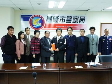 張通榮慰勉警三分局逮捕河堤之狼(圖)