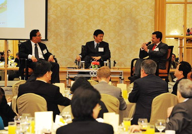 周錫瑋出席歐洲商會提倡低碳發展(圖)