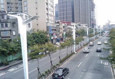 縣民大道花漾路燈還行人空間(圖)