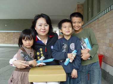 鄺麗貞慰問意外死亡陳博證家屬(圖)