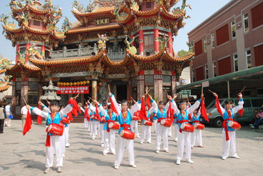 慶城宮長生燈引燃中小學運動會聖火(圖)