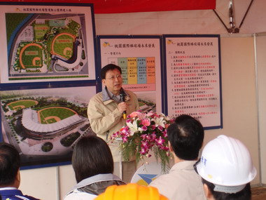 劉兆玄前往桃園國際棒球場工地視察(圖)
