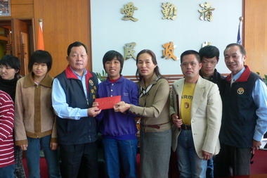 劉政鴻及主管捐贈消費券從事公益(圖)