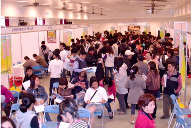 縣府舉辦聯合徵才 近千人搶頭路(圖)