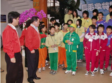 劉政鴻為弱勢學童圓夢(圖)