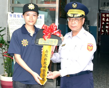 七年級女警嬌娃表現優異(圖)