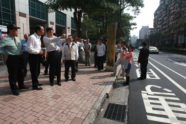 周錫瑋視察連城路道路改善成果(圖)