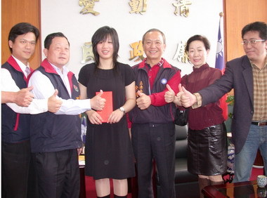 劉政鴻接見表揚旅日圍棋好手謝依旻(圖)