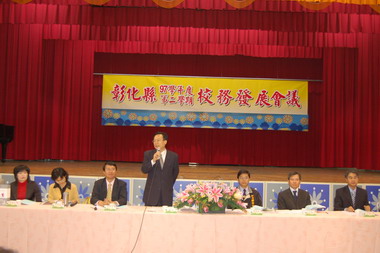 卓伯源期勉學校成為救助弱勢管道(圖)