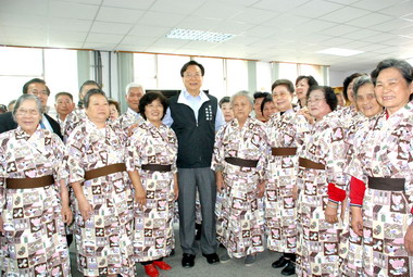 卓伯源視察埔鹽鄉 關懷弱勢族群(圖)