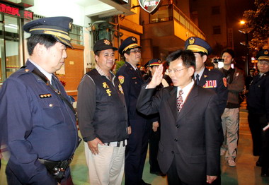 楊秋興慰勉春安工作服勤人員辛勞(圖)