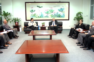 以色列代表甘若飛拜會李朝卿(圖)