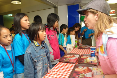 英語冬令營學子現學現賣速食店用英文點餐(圖)