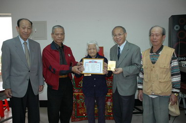 徐姓宗親會大會敬老表揚市長致贈百歲人瑞(圖)