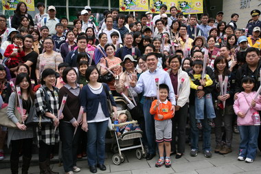 市長偕夫人陪VIP看貓熊，團圓共度情人節(圖)