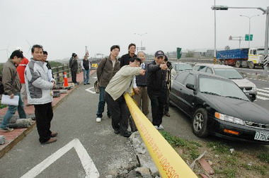 林政則視察自行車道拓寬工程(圖)