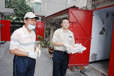 曹啟鴻當志工粉刷單親母子家園(圖)