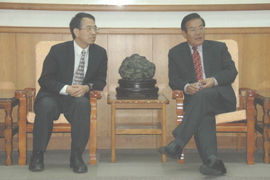 中華電信呂學錦董事長拜會縣長王乾發(圖)