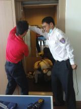 女子受困電梯、消防人員忙搶救(圖)