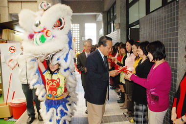 曹啟鴻向縣府同仁拜年(圖)
