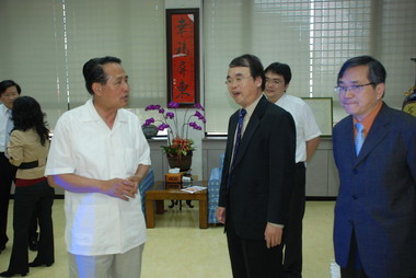 曹啟鴻接見跨國性泛自閉症兒童研究團隊(圖)