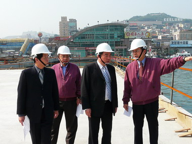 張通榮肯定海洋廣場施工進度(圖)