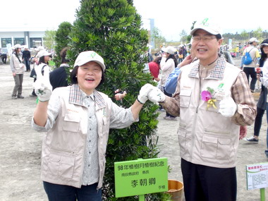 一生一樹情人節縣長伉儷種下甜蜜情人樹(圖)