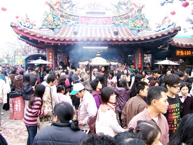 竹山紫南宮湧入眾多遊客吃丁酒(圖)