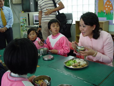 國中小免費午餐計畫正式啟動(圖)
