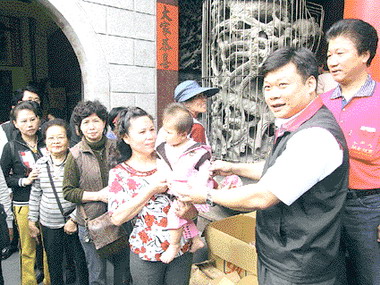 頭牙拜福德正神可望祈求豐衣足食(圖)