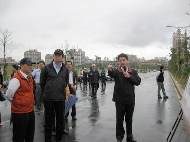 周錫瑋視察中港及新莊工程建設(圖)