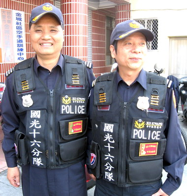 國光里守望相助隊服  帥氣十足(圖)